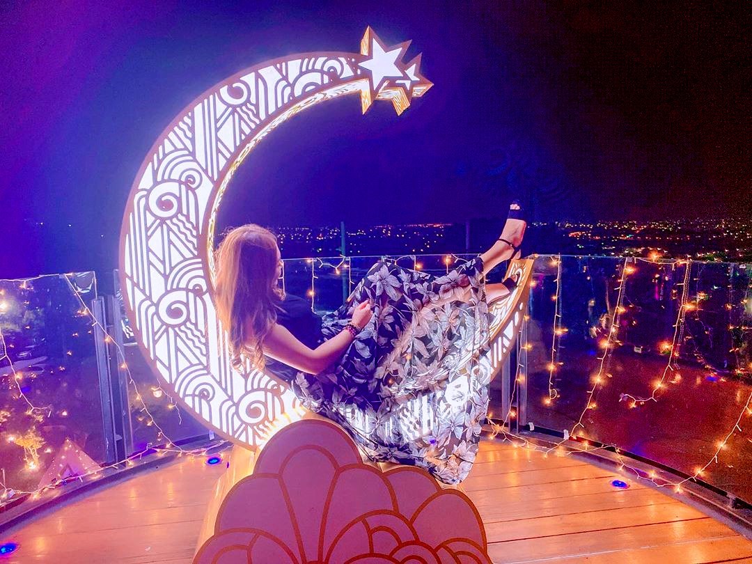 彰化 超夢幻 浪漫度爆錶的百萬夜景咖啡廳 露天玻璃景觀台 金黃夕陽 網美月亮椅一次收編 好想去喔