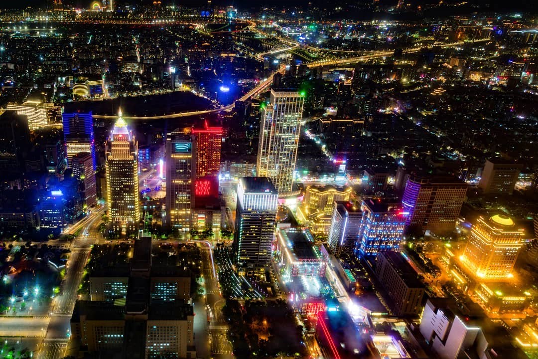 台北 真人化身空拍機 台北101最神秘的第101層樓首次正式對外開放 高達460公尺的戶外平台 360度俯瞰整座台北市景的機會來了 好想去喔