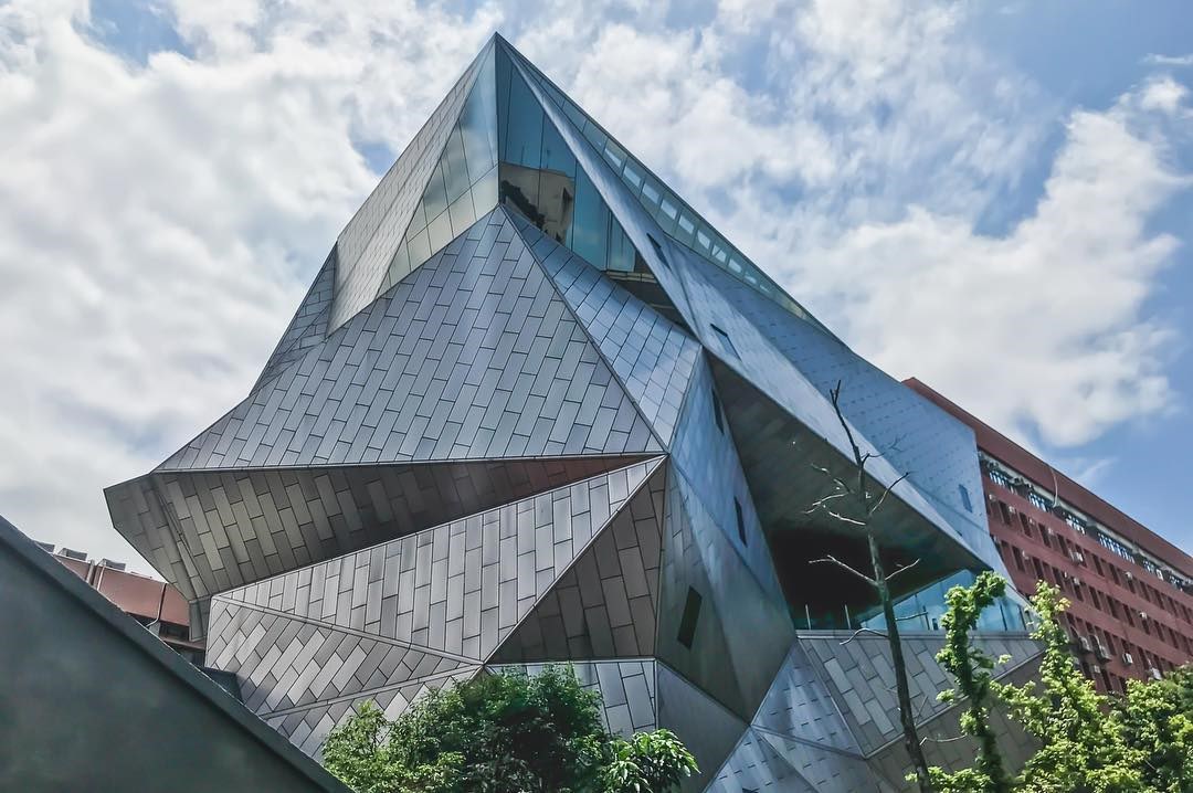 台北 全球第一座 隱藏在巷弄裡的變形金剛 看不到整體建築的特殊美術館 好想去喔