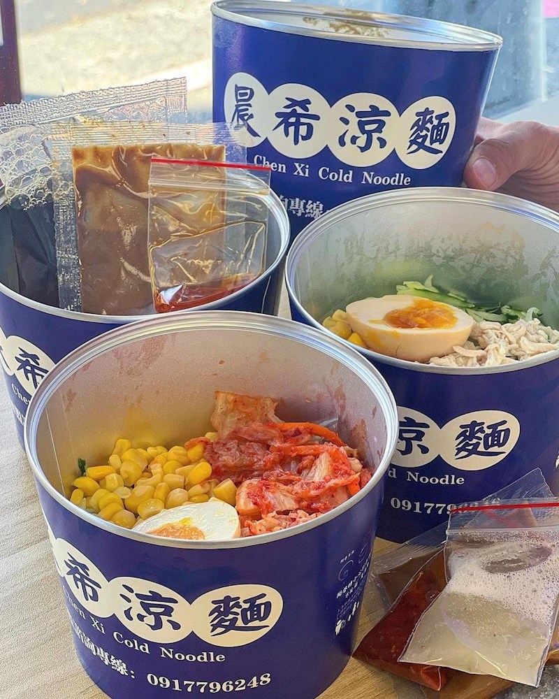 【台中】一起吃罐罐！超可愛「易開罐涼麵」，Q彈麵條銷魂芝麻醬，外帶蛋花湯不怕灑出來，銅板價開吃超療癒 - 好想去喔